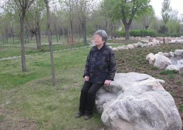 母親給乞丐一碗飯救他一命,10年後乞丐開豪車讓母親失業