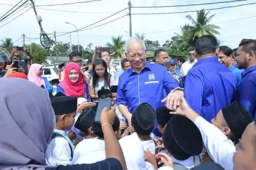【打不死的蟑螂!!】前首相·納吉: 不需要很多錢來競選~ 用這種方式『打臉以前的自己』!!