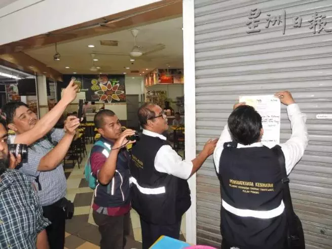 【看到都覺得噁心!】檳城五條路兩家24小時飯店灶頭&抹布驚現一大堆老鼠大便, 員工竟然視而不見!