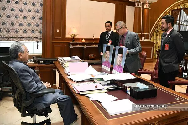 93歲首相敦馬新肖像開始免費派發!『爺爺式微笑』加上亮粉色馬來裝真的很親民❤網民:馬上衝去拿!