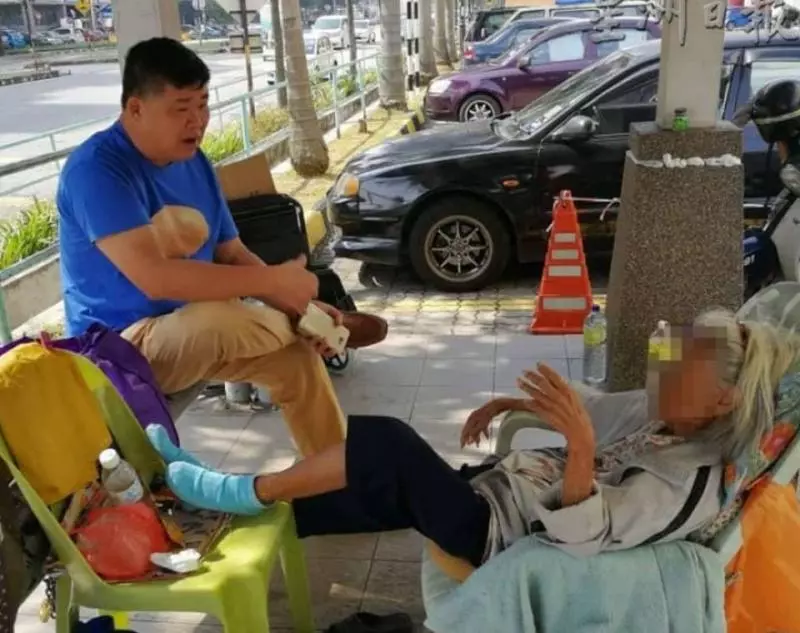 指家裡被雜物放滿了沒位給媽媽住,大馬男把80歲++媽媽放在巴士站留宿…… 網民:媽媽都比不上雜物?