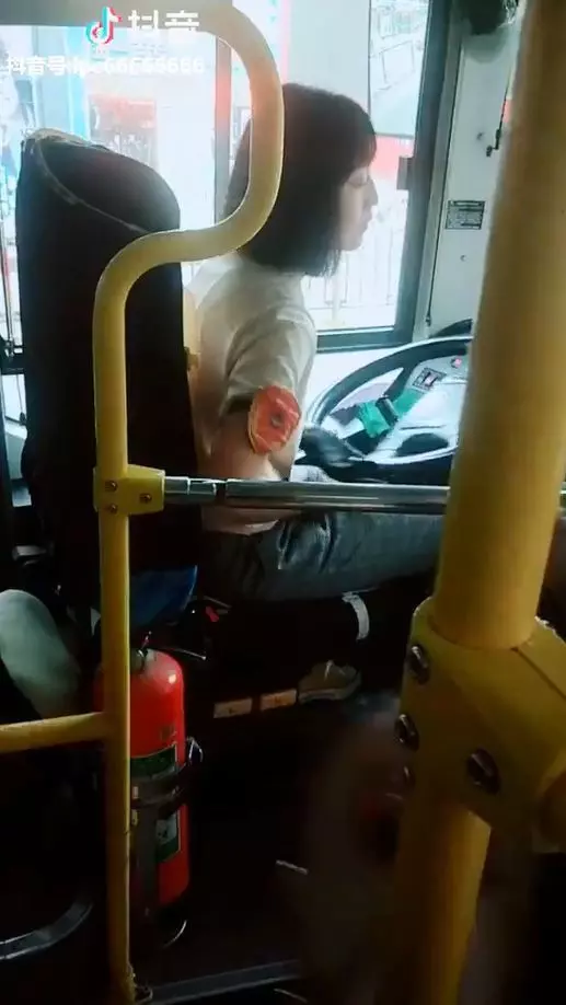 只是搭公車 司機竟是大正妹!都在等她轉過來…男乘客看到暴動:以後天天搭(影)