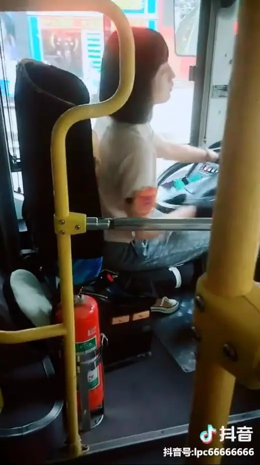 只是搭公車 司機竟是大正妹!都在等她轉過來…男乘客看到暴動:以後天天搭(影)