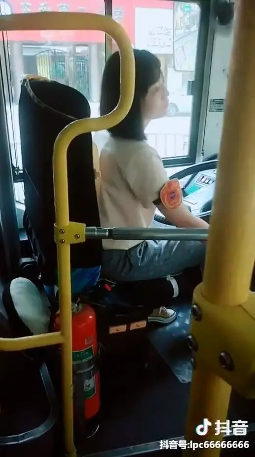 只是搭公車 司機竟是大正妹!都在等她轉過來…男乘客看到暴動:以後天天搭(影)
