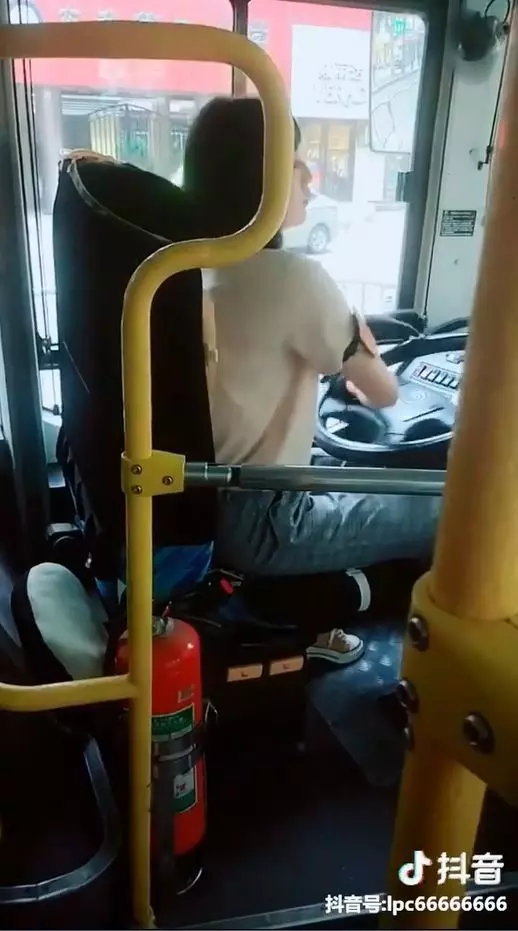 只是搭公車 司機竟是大正妹!都在等她轉過來…男乘客看到暴動:以後天天搭(影)