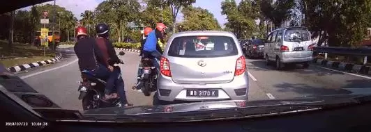 大馬國產車車窗砸不開?! Bukit Jalil司機有驚無險!倡狂搶匪『手痛』逃離現場!網友:窗膜是什麼牌子?