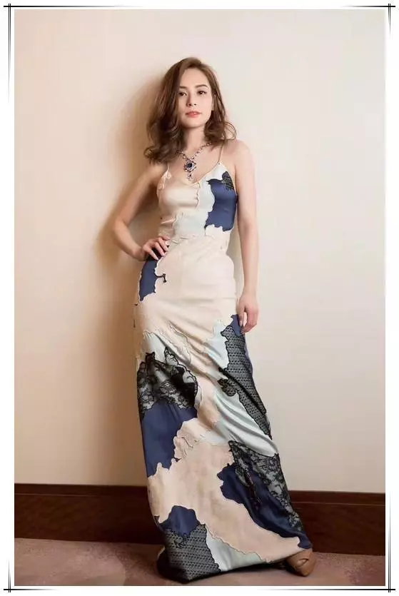 【阿嬌機場放飛自我!】竟把U型鎖當項鍊戴,網友:結完婚像換了個人!
