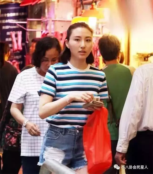 賭王三太與女兒逛街似保姆,但手上的鐲子卻亮了!
