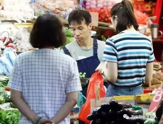 賭王三太與女兒逛街似保姆,但手上的鐲子卻亮了!