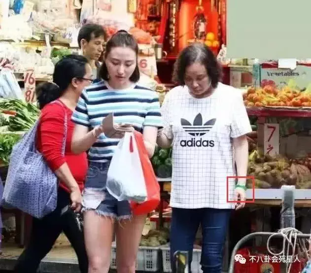 賭王三太與女兒逛街似保姆,但手上的鐲子卻亮了!