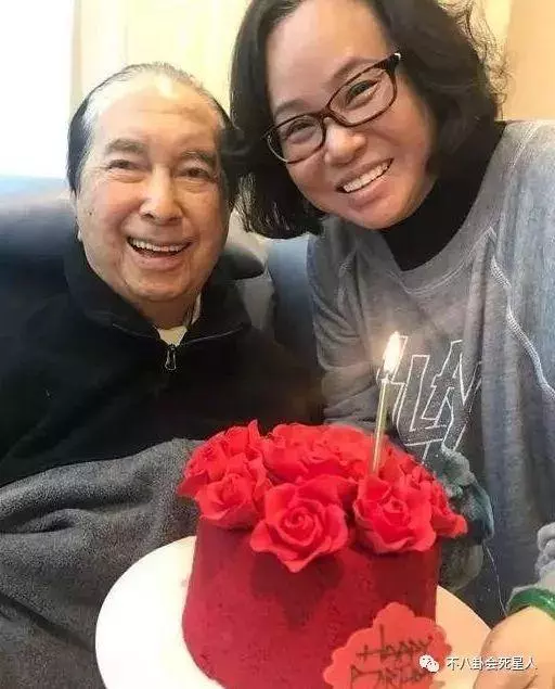賭王三太與女兒逛街似保姆,但手上的鐲子卻亮了!
