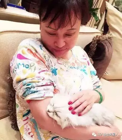 賭王三太與女兒逛街似保姆,但手上的鐲子卻亮了!