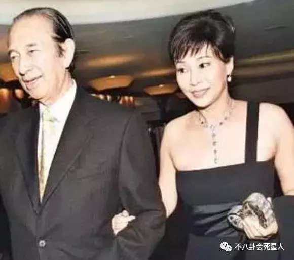 賭王三太與女兒逛街似保姆,但手上的鐲子卻亮了!