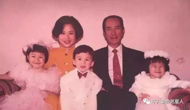 賭王三太與女兒逛街似保姆,但手上的鐲子卻亮了!
