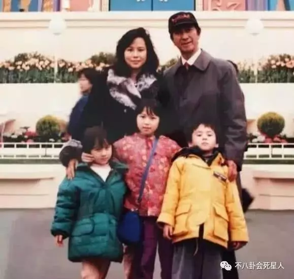 賭王三太與女兒逛街似保姆,但手上的鐲子卻亮了!