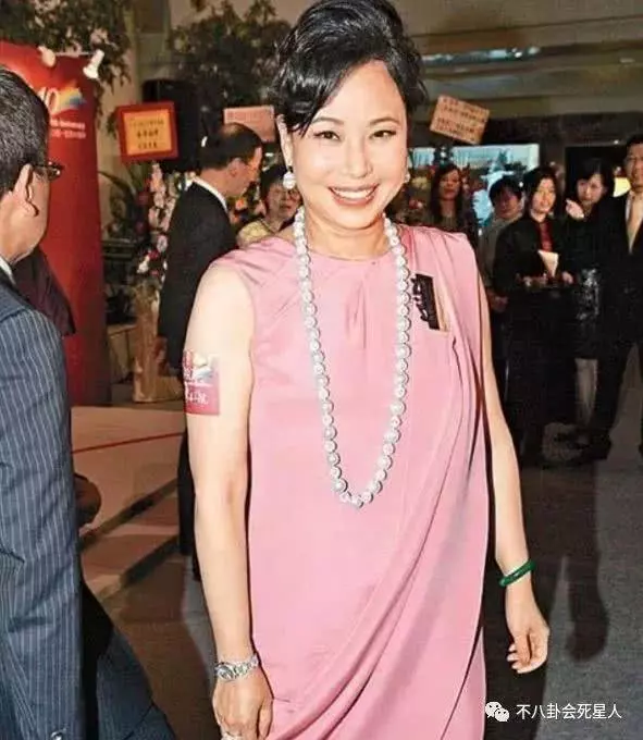 賭王三太與女兒逛街似保姆,但手上的鐲子卻亮了!