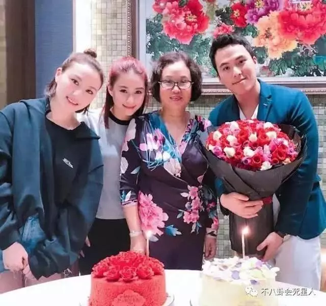 賭王三太與女兒逛街似保姆,但手上的鐲子卻亮了!