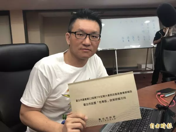 了不起,被吉!童仲彥因爆料姚文智遊行走路工挨告