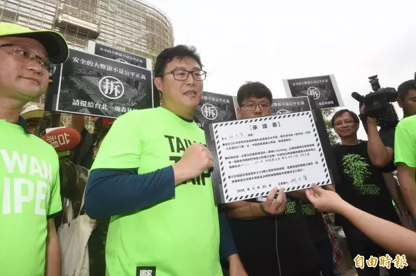 了不起,被吉!童仲彥因爆料姚文智遊行走路工挨告