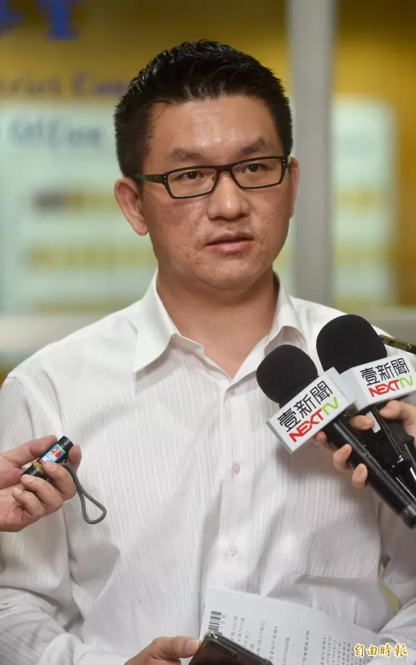 了不起,被吉!童仲彥因爆料姚文智遊行走路工挨告
