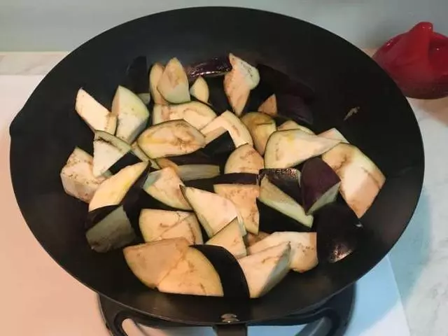 快跟著阿基師一起出好菜,超下飯的「魚香茄子」不要錯過!