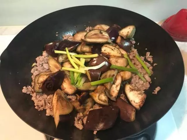 快跟著阿基師一起出好菜,超下飯的「魚香茄子」不要錯過!