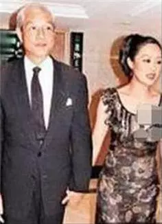 她敗光鐘鎮濤1.5億家產!婚內紅杏出牆,同時交往5個外國男人...如今竟變成這幅模樣!!