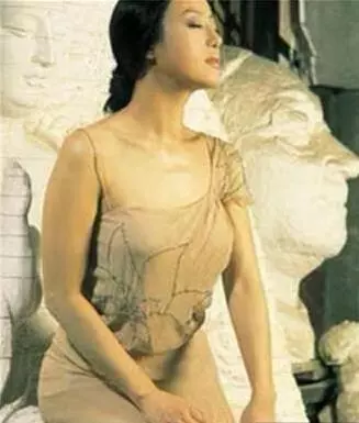 她敗光鐘鎮濤1.5億家產!婚內紅杏出牆,同時交往5個外國男人...如今竟變成這幅模樣!!