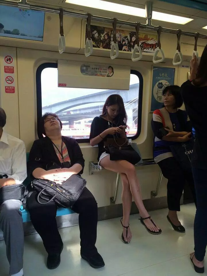 跪求幫神這雙腿!捷運「香奈兒美眉」性感神腿妹:腿竟然可以美到反光!