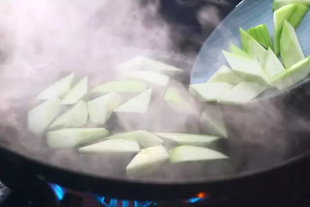 絲瓜炒雞蛋怎麼做才好吃?先炒哪個是關鍵,很多人都做錯了