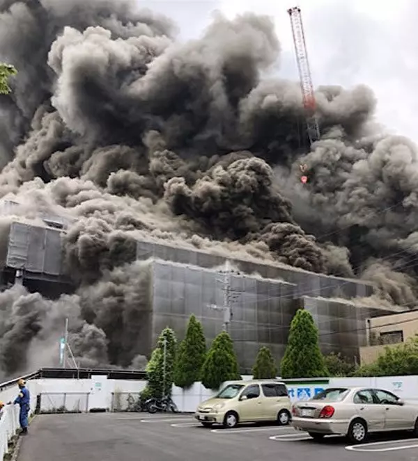 日本東京都多摩市一棟正在建設中的辦公樓,週四發生大火,造成4人死,40人傷。