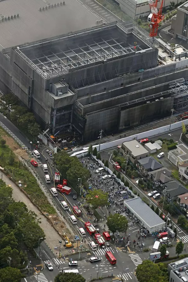 日本東京都多摩市一棟正在建設中的辦公樓,週四發生大火,造成4人死,40人傷。