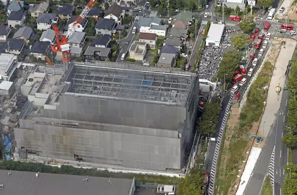 日本東京都多摩市一棟正在建設中的辦公樓,週四發生大火,造成4人死,40人傷。