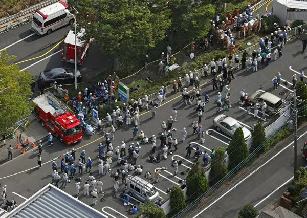 日本東京都多摩市一棟正在建設中的辦公樓,週四發生大火,造成4人死,40人傷。