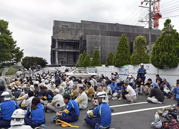 日本東京都多摩市一棟正在建設中的辦公樓,週四發生大火,造成4人死,40人傷。
