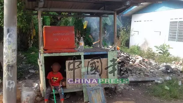 33歲母親帶著7歲的兒子寄居 廢棄攤檔 肚裹還有7個月胎兒