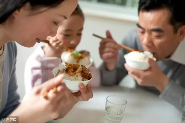 吃飯時有6個「忌」!不想損害健康,勸你早點改