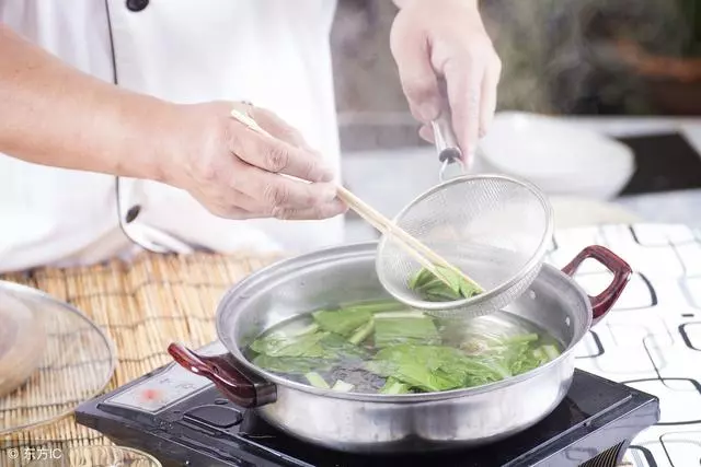 吃飯時有6個「忌」!不想損害健康,勸你早點改