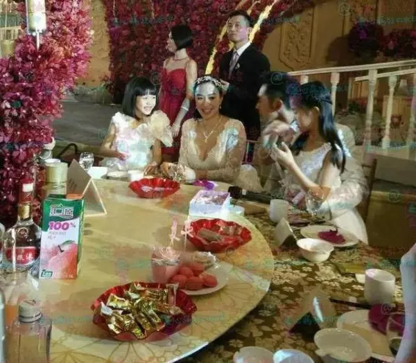 鍾麗緹婚後沒想到竟變賣菜大媽!網友怒批「張倫碩」太窮無法給幸福!
