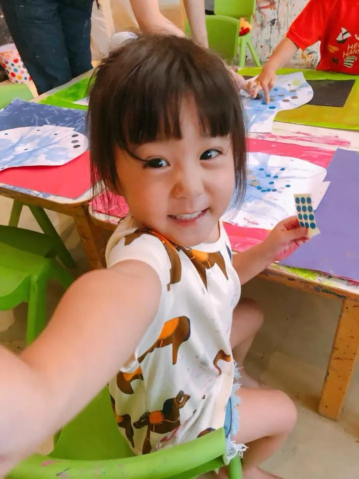 3歲咘咘「管很大」愛碎碎念,Bo妞受不了扯髮怒咬反擊!爸爸修傑楷冷回:「活該!」