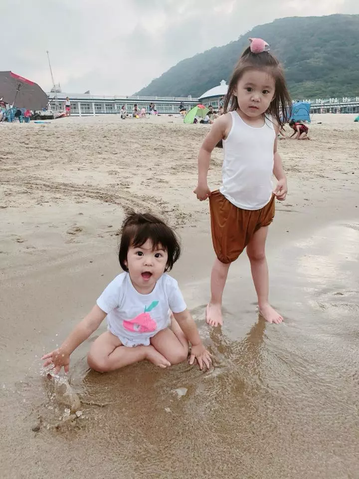 3歲咘咘「管很大」愛碎碎念,Bo妞受不了扯髮怒咬反擊!爸爸修傑楷冷回:「活該!」
