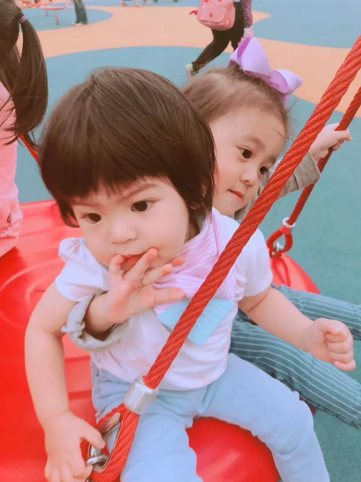 3歲咘咘「管很大」愛碎碎念,Bo妞受不了扯髮怒咬反擊!爸爸修傑楷冷回:「活該!」