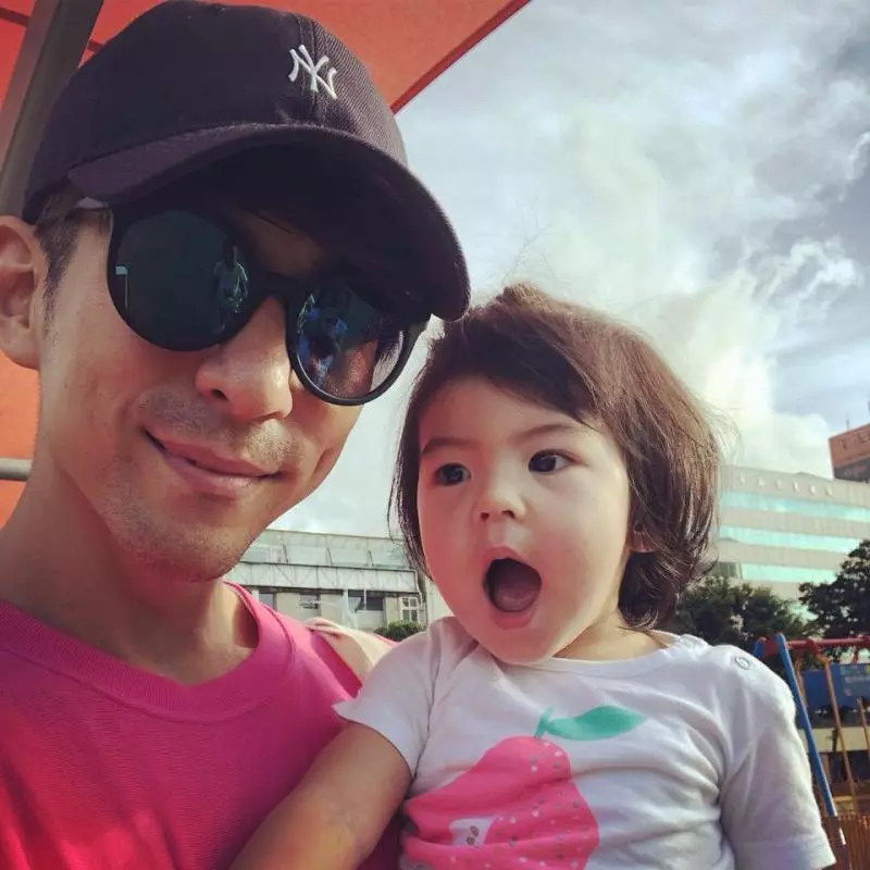 3歲咘咘「管很大」愛碎碎念,Bo妞受不了扯髮怒咬反擊!爸爸修傑楷冷回:「活該!」