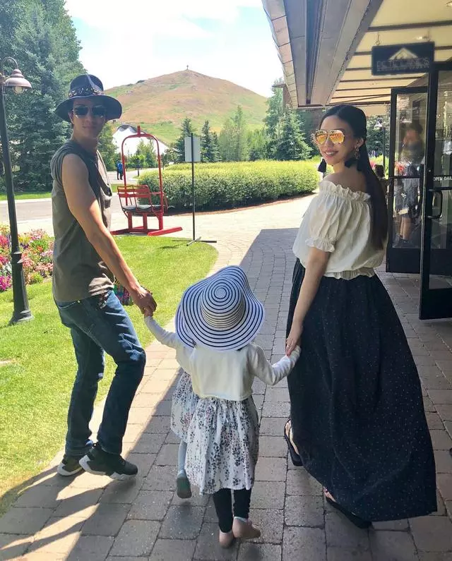 王力宏一家四口出遊,兩個女兒穿姐妹裝,李靚蕾挺孕肚臨近預產期!