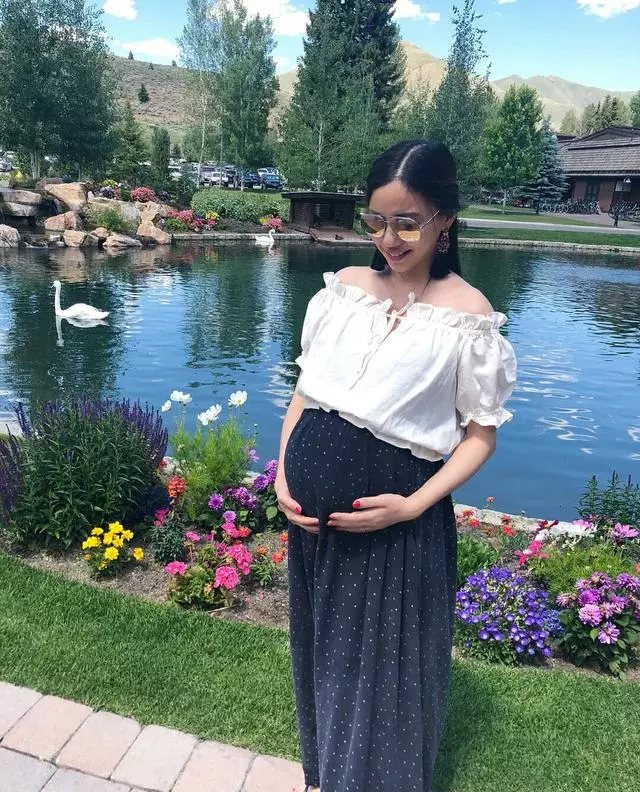 王力宏一家四口出遊,兩個女兒穿姐妹裝,李靚蕾挺孕肚臨近預產期!