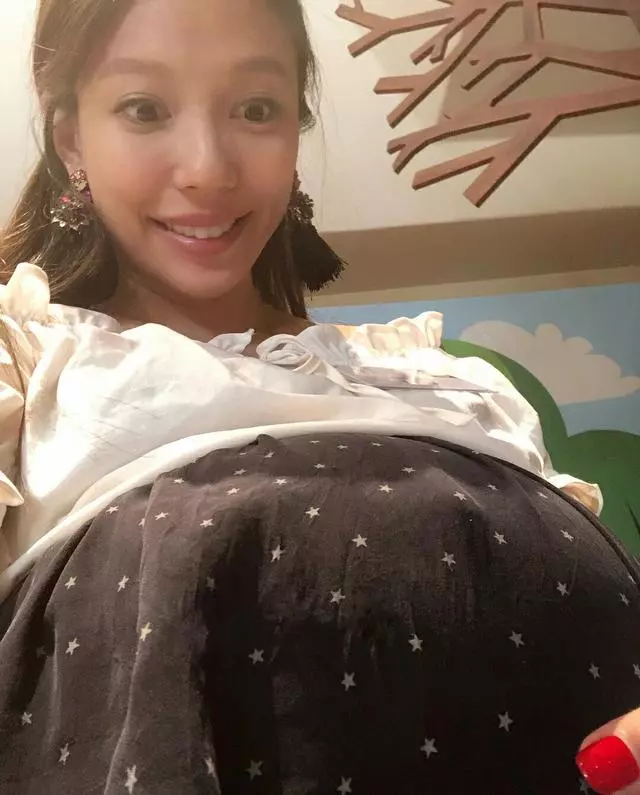 王力宏一家四口出遊,兩個女兒穿姐妹裝,李靚蕾挺孕肚臨近預產期!