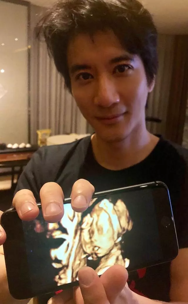 王力宏一家四口出遊,兩個女兒穿姐妹裝,李靚蕾挺孕肚臨近預產期!