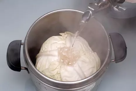 他用刀子挖出高麗菜心後,接著把滾燙的熱水倒進心裡面,30分鐘後連媽媽都要拜師了...
