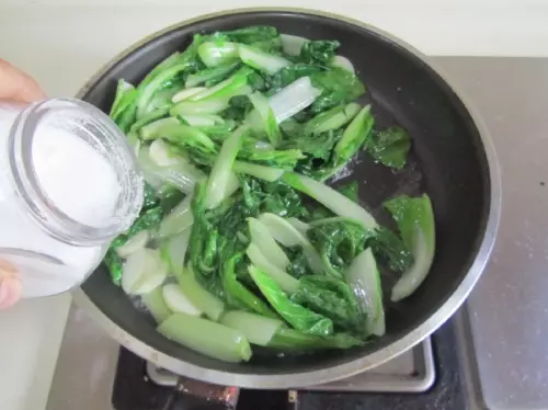炒青菜的時多加一味料,好吃不變色!可惜知道的人不多,快試試,分享!