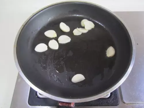 炒青菜的時多加一味料,好吃不變色!可惜知道的人不多,快試試,分享!
